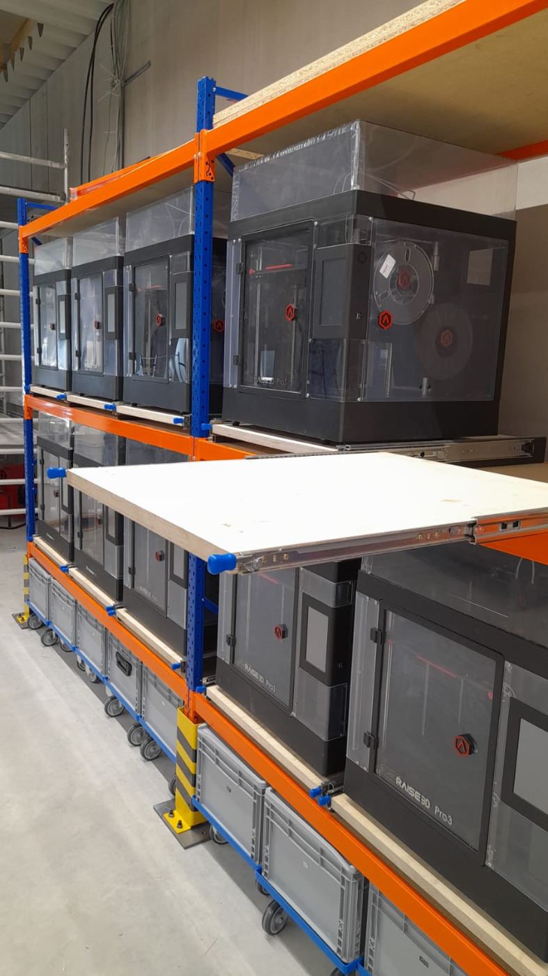 Rack de impresoras Raise3D con plataformas rebatibles
